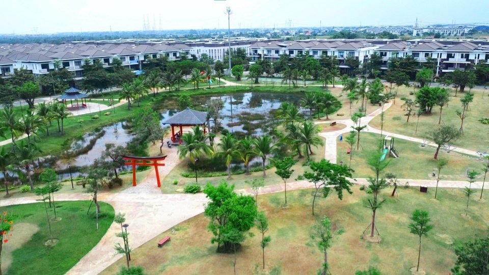 Biệt thự Phúc An City được xây dựng liền kề công viên hồ điều hòa